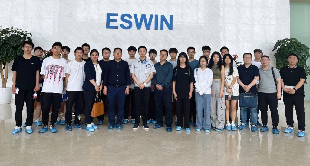 ​太阳集团tyc151组织师生赴奕斯伟硅产业基地参观学习